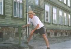 kapitan pije wodę z hydrantu